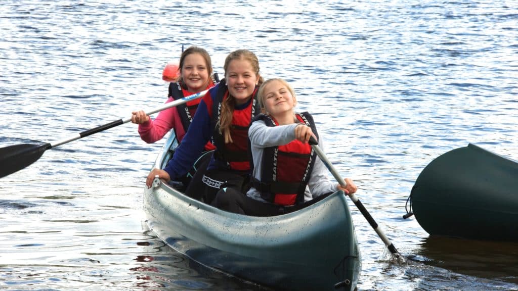 Tre jenter padler kano på Sylling.