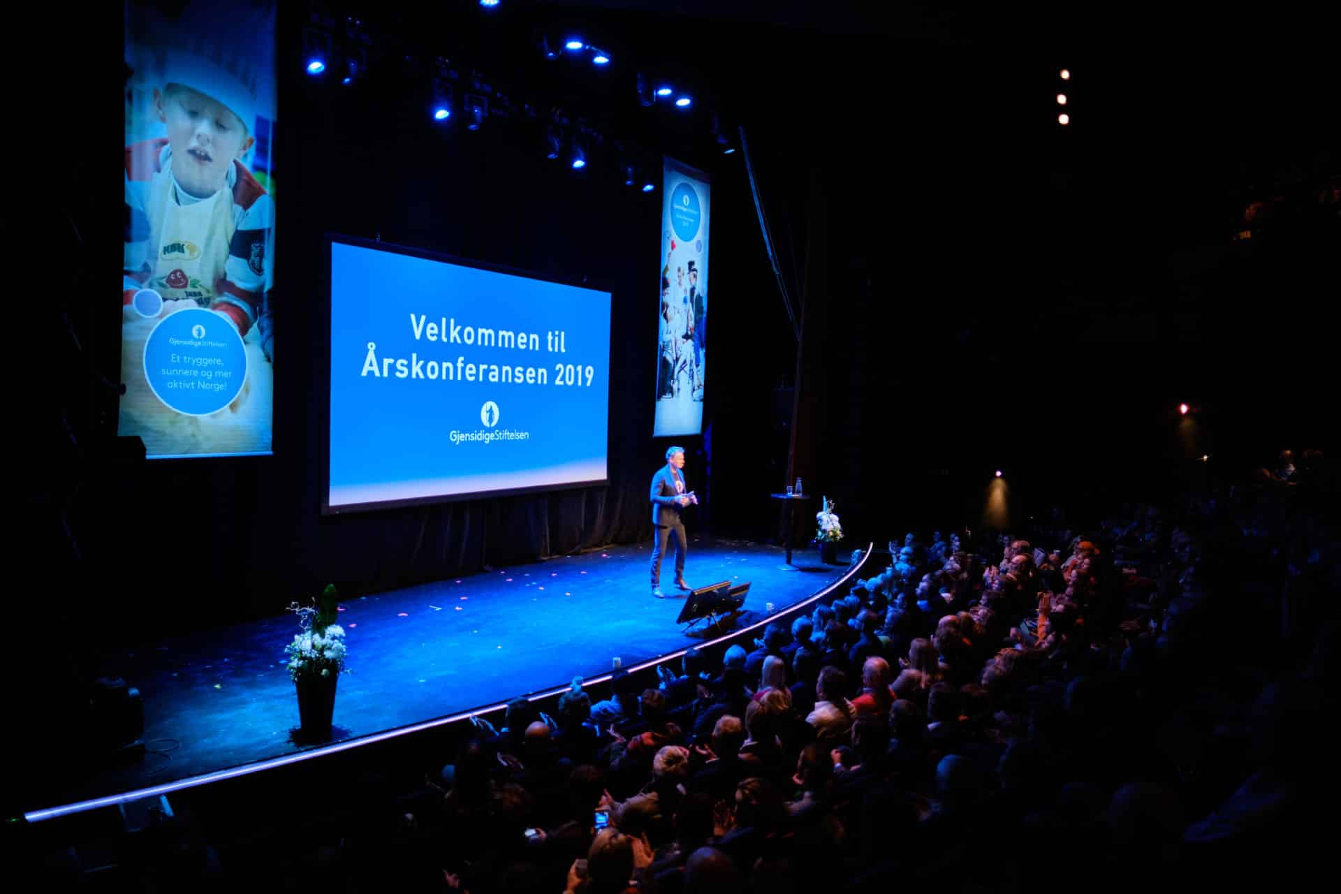 Bilde av Lars Erik Mørk på scenen under årskonferansen 2019