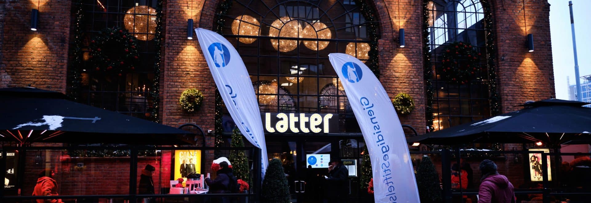 Bilde av Latter på Aker brygge