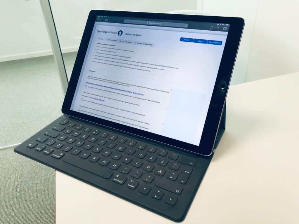 Bilde av en ipad som viser et søknadsskjema