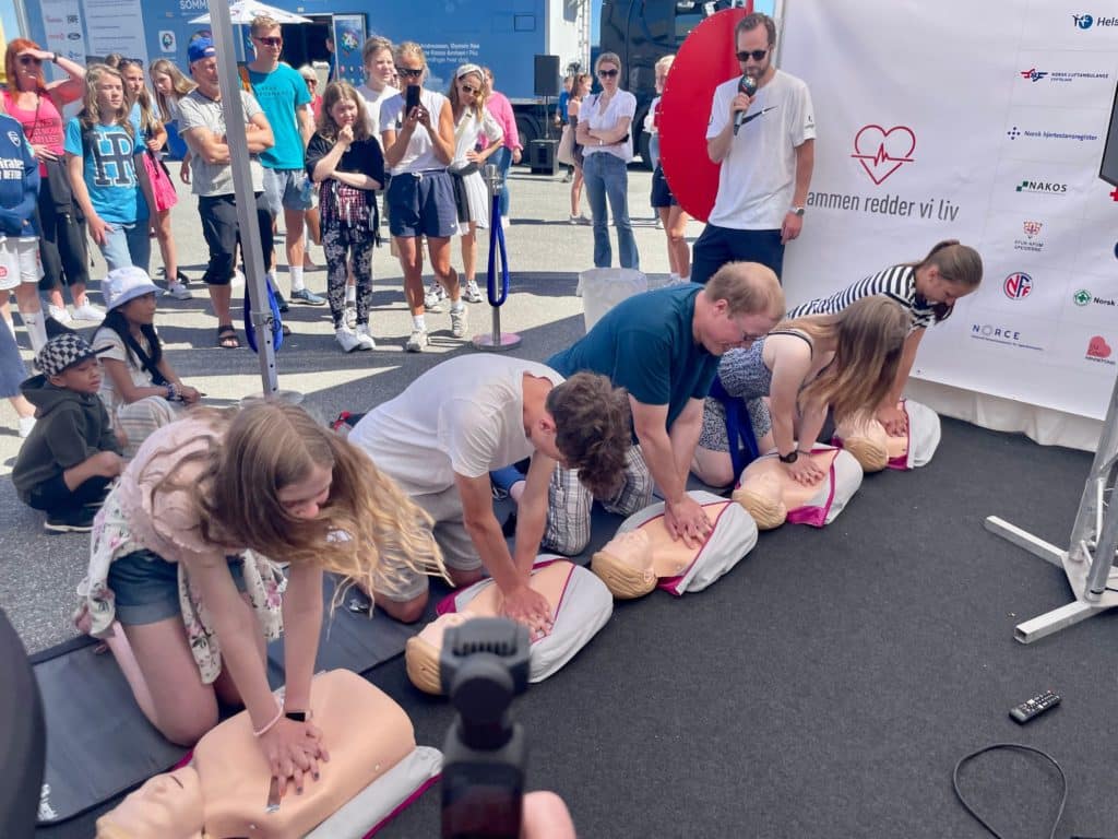 Deltakere som trener på Annie-dukker fra Lærdal under P4s sommerturné.