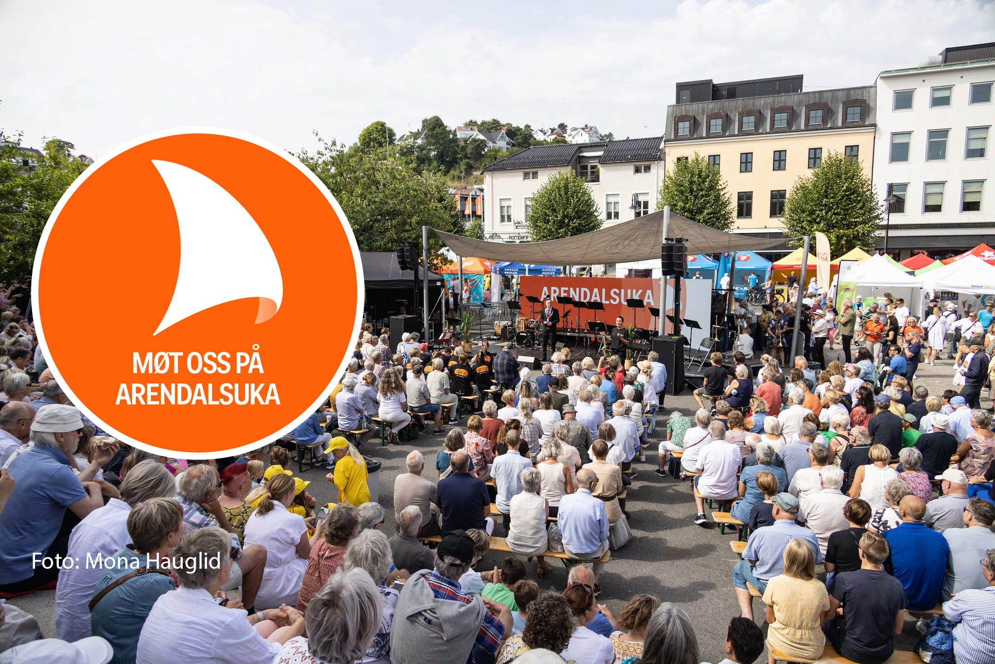 Bilde som viser et arrangement under Arendalsuka med Arendalsukas logo i bilde.