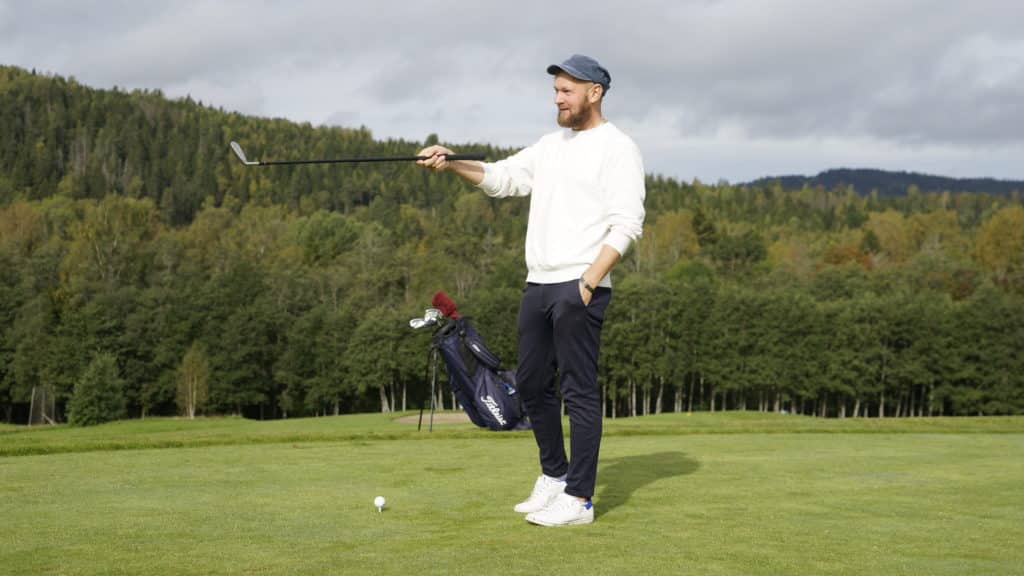 Bilde av mann på golfbane