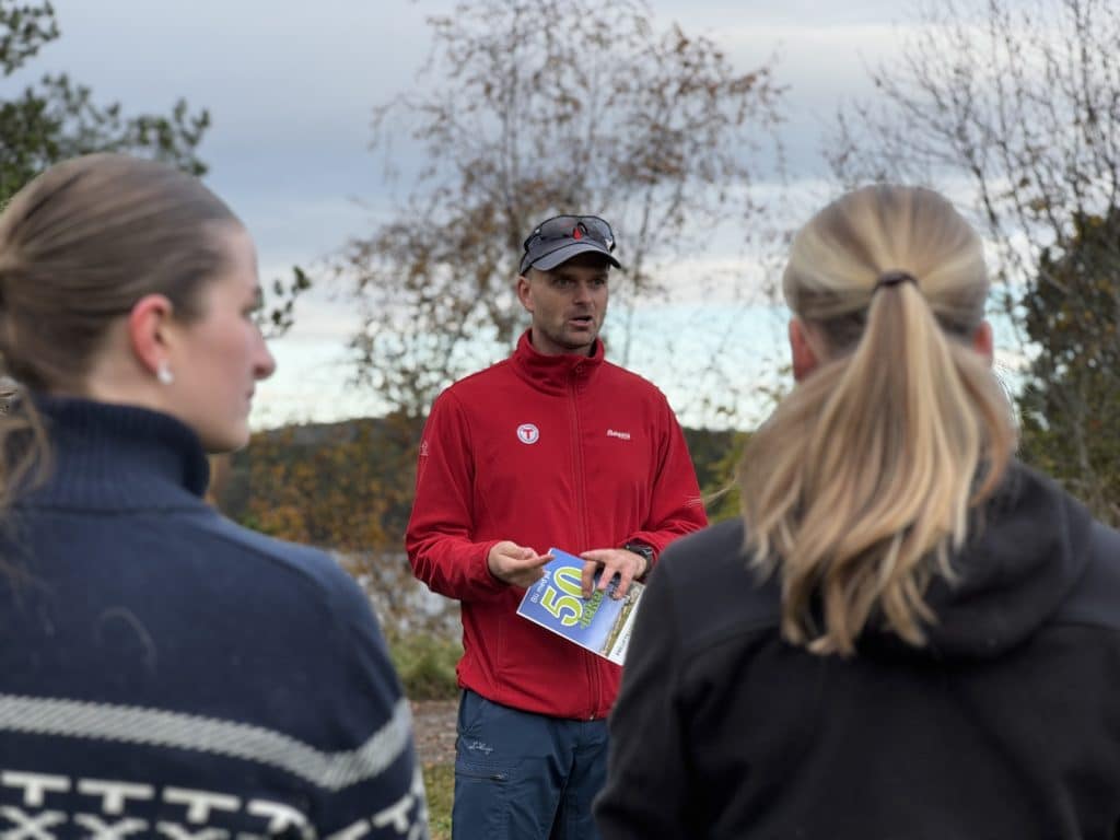 Bilde av en person fra DNT som underviser i 