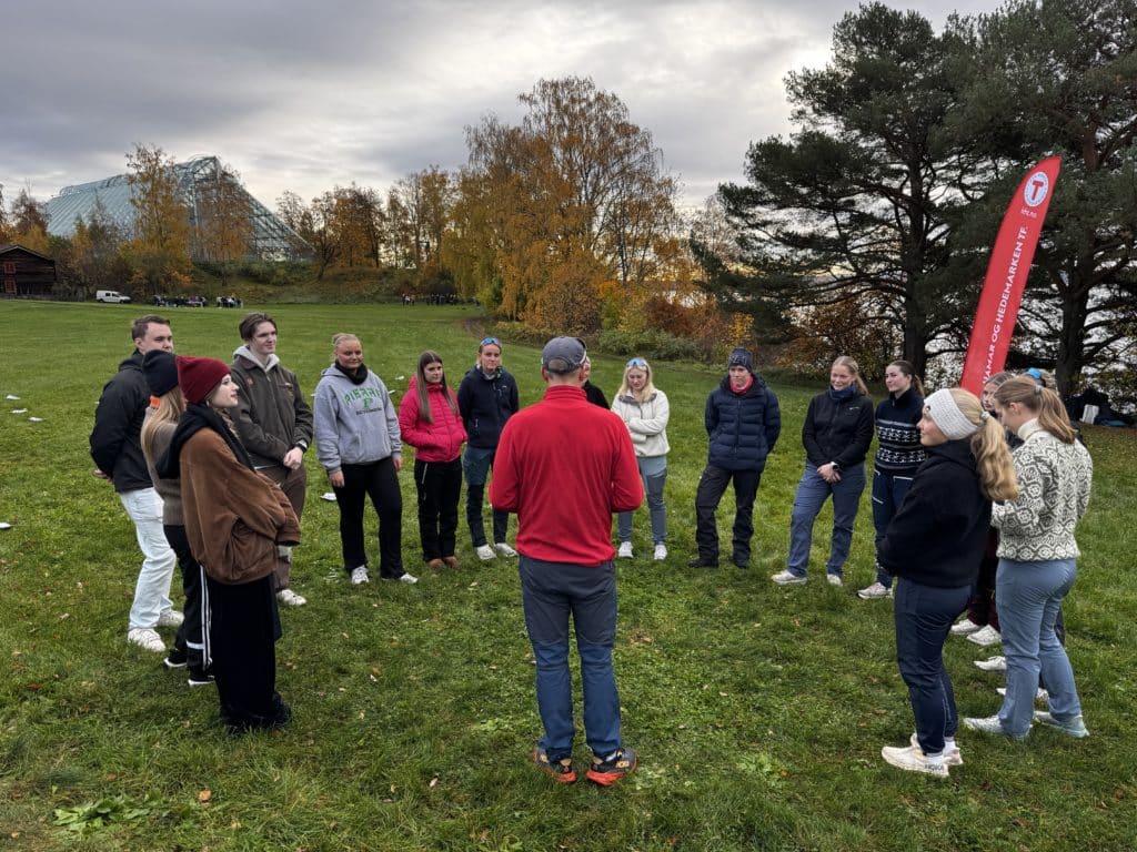 Elever får undervisning i uteskole. 
