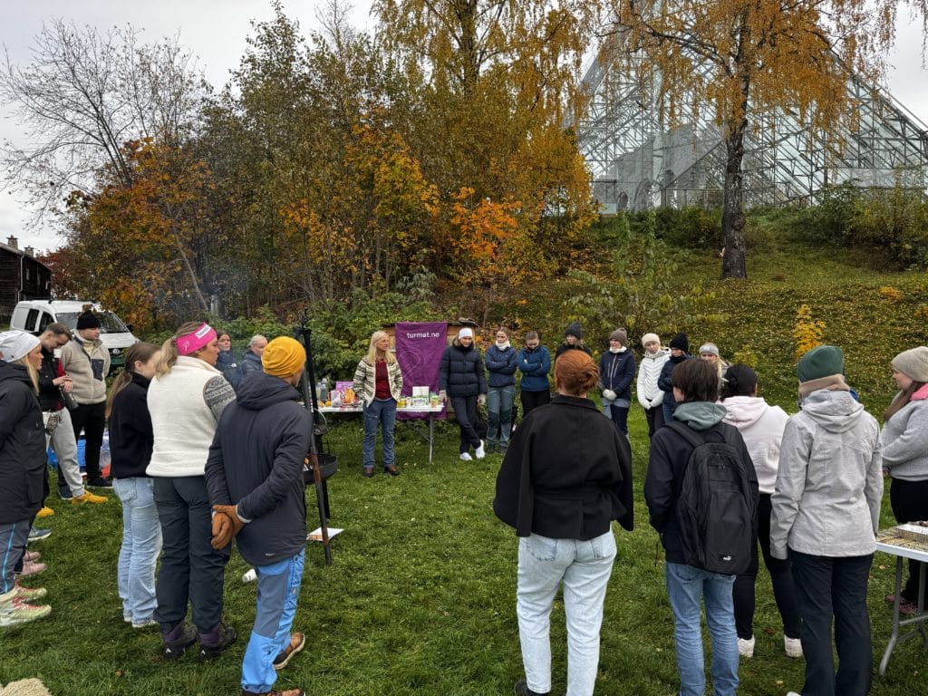 Bilde av elever som får undervisning i uteskole